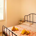 Airport Bedrooms בית הארחה 3*