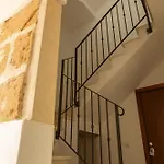 Airport Bedrooms בית הארחה