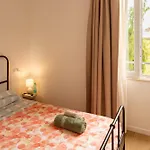 בית הארחה Airport Bedrooms 3*