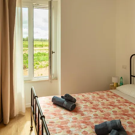 Airport Bedrooms בית הארחה 3*